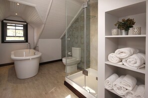 Studio Room at Guest House | Premium bedding, in-room safe, individually decorated, desk - The Potting Shed Guest House (Hermanus)