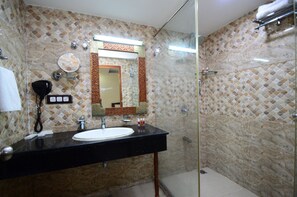 Chuveiro, produtos de toalete grátis, toalhas de banho 