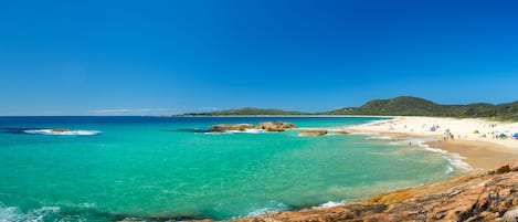 Playa en los alrededores y playa de arena blanca 