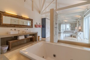 Penthouse | Badkamer | Gratis toiletartikelen, een haardroger, badjassen, pantoffels