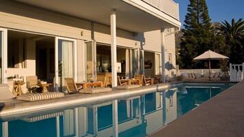 Utendørsbasseng, bassengparasoller og solsenger