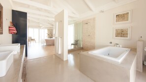 Ático | Sábanas italianas Frette, ropa de cama de alta calidad, minibar