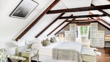 Stable Honeymoon | Artículos del minibar gratis y caja de seguridad en la habitación