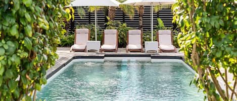 2 piscinas al aire libre, sillones reclinables de piscina