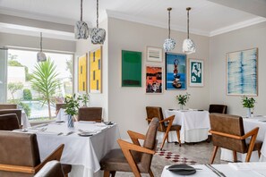 Petit déjeuner, déjeuner et dîner servis sur place