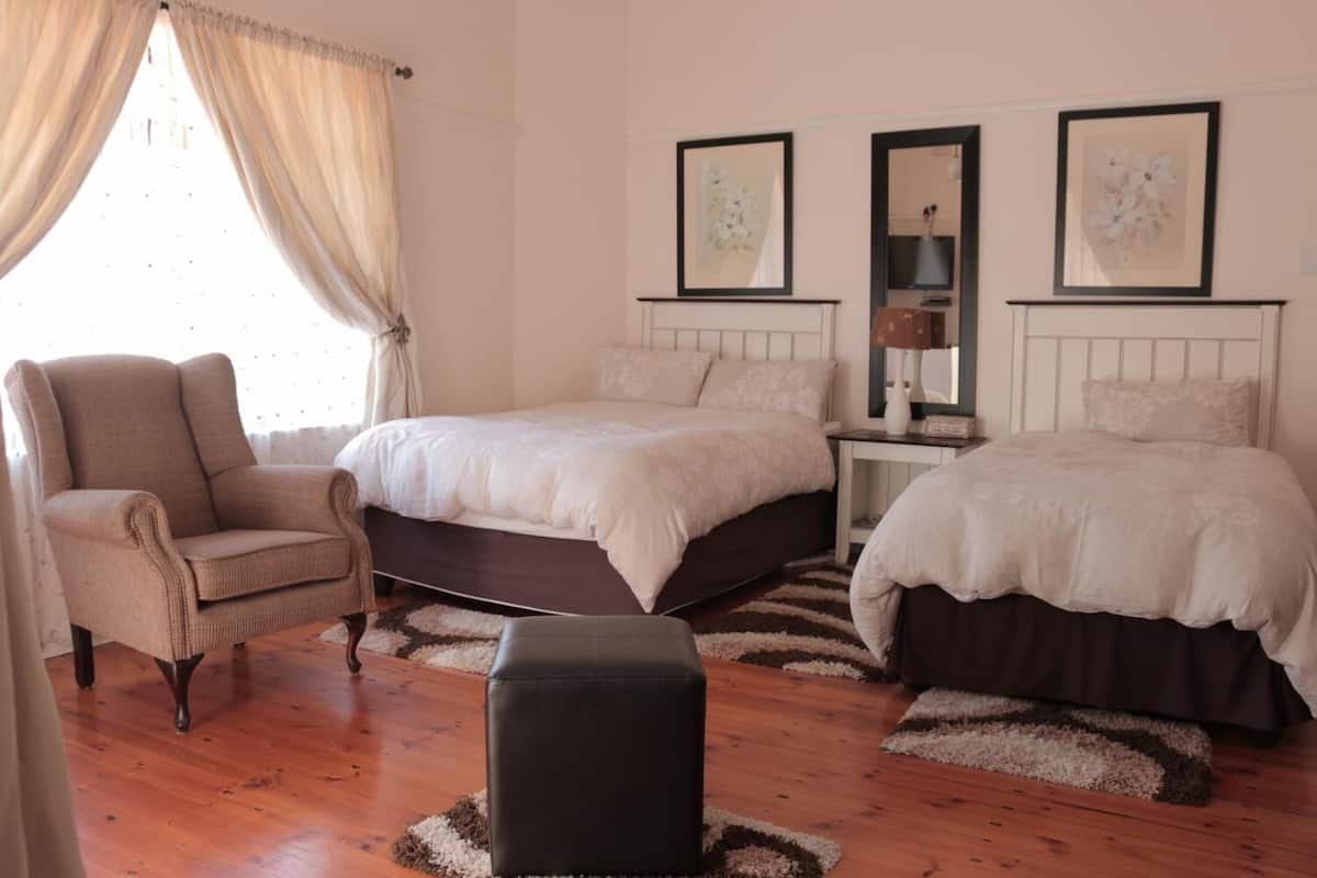 Camera familiare | Biancheria da letto di alta qualità, una cassaforte in camera