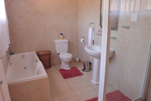 Double Room | Bathroom | Free toiletries, towels - Rose Petals Guest House (East London)