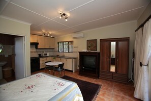 Habitación (Self-catering) | Ropa de cama de alta calidad, caja fuerte, tabla de planchar con plancha