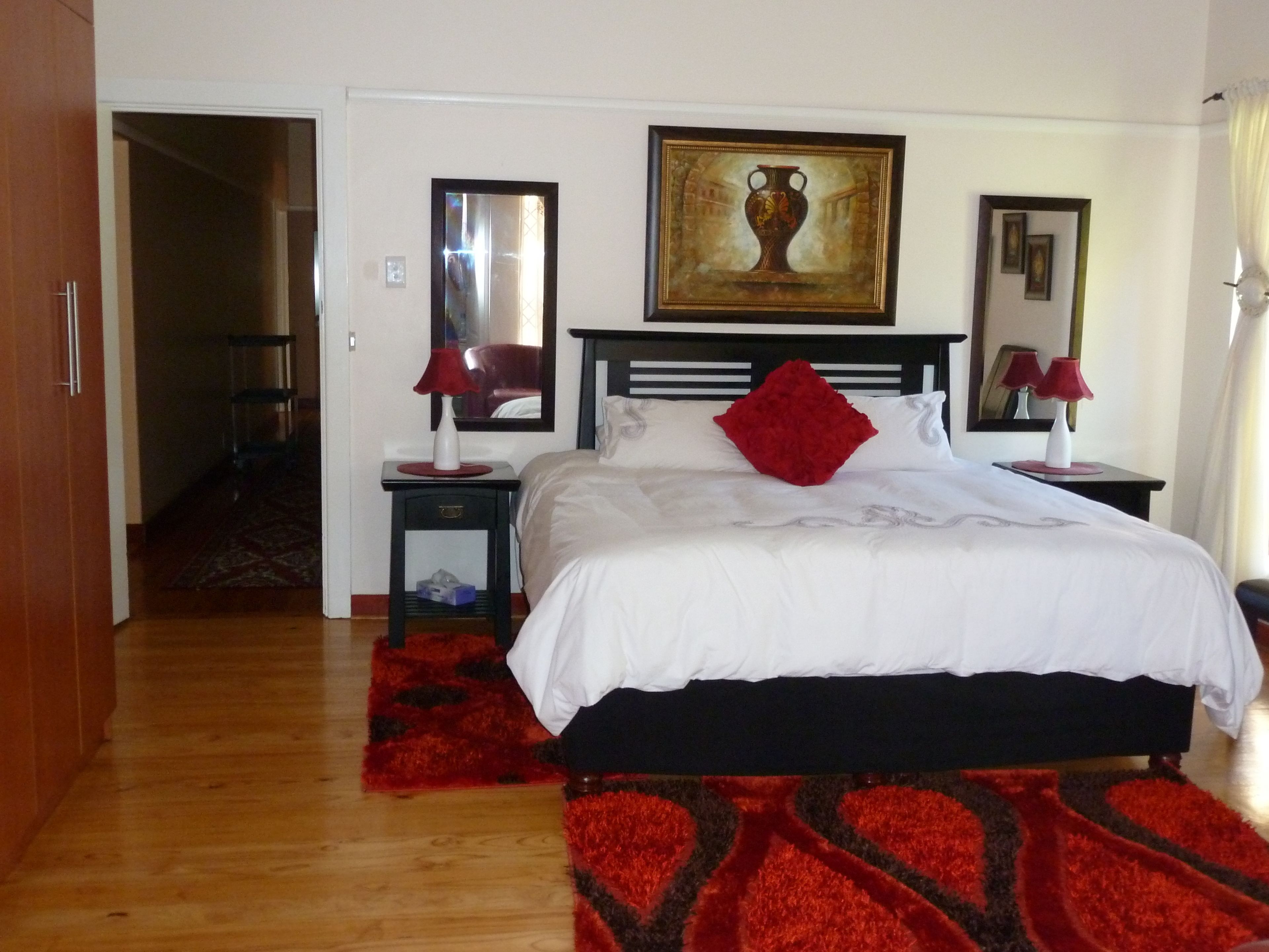 Premium bedding, in-room safe, iron/ironing board, free WiFi