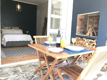 Basic Studio, 1 King Bed, Refrigerator & Microwave | Premium bedding, iron/ironing board, free WiFi, bed sheets. Loddeys Guesthouse