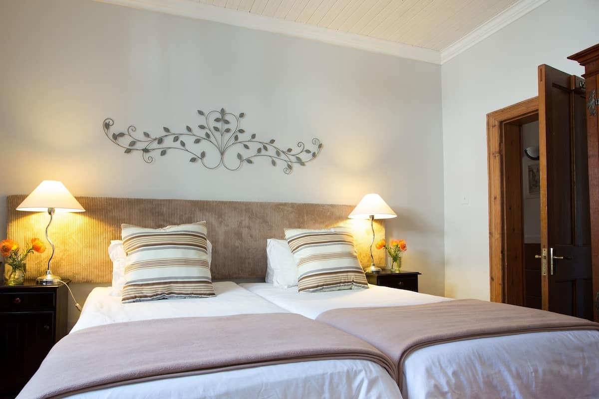Chambre Affaires avec lits jumeaux, 2 lits une place | Literie de qualité supérieure, fer et planche à repasser, Wi-Fi gratuit