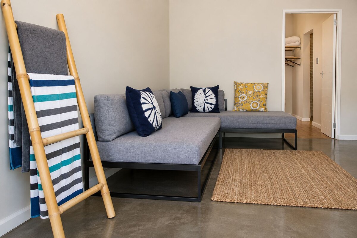 Comfort Studio, Multiple Beds, Refrigerator & Microwave | Premium bedding, iron/ironing board (on request), WiFi (free)