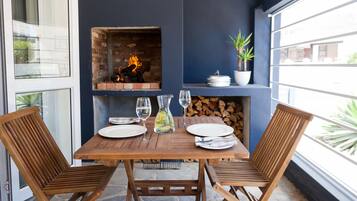 Studio – basic, 1 kingsize-seng, kjøleskap og mikrobølgeovn | Spiseområde på rommet