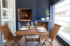 Eenvoudige studio, 1 kingsize bed, koelkast & magnetron | Dineren op de kamer