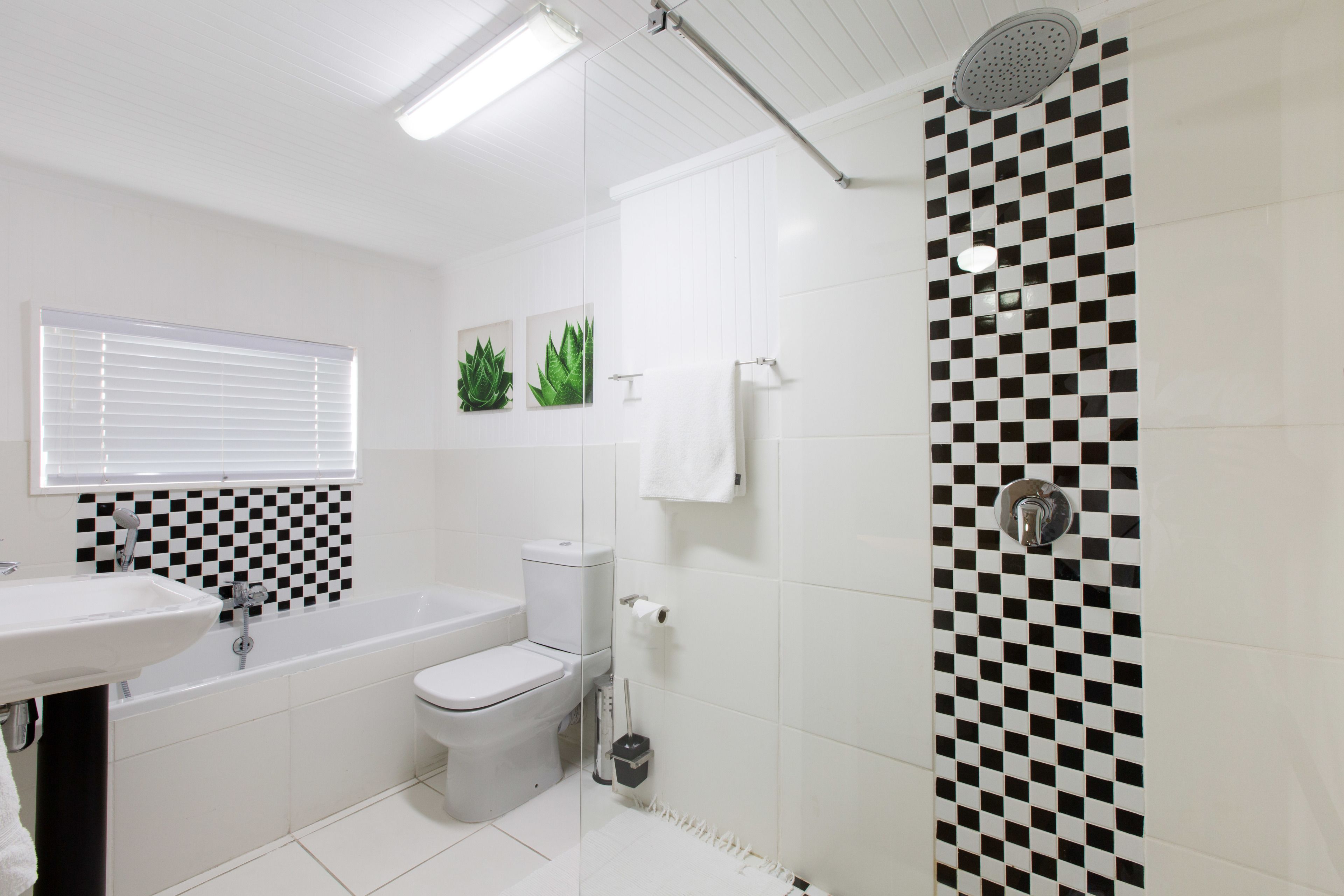 Un baño con bañera, inodoro y lavabo.