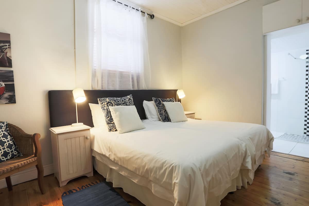 Quarto duplo luxo, 2 camas de solteiro | Roupas de cama premium, ferros/tábuas de passar roupa, Wi-Fi de cortesia