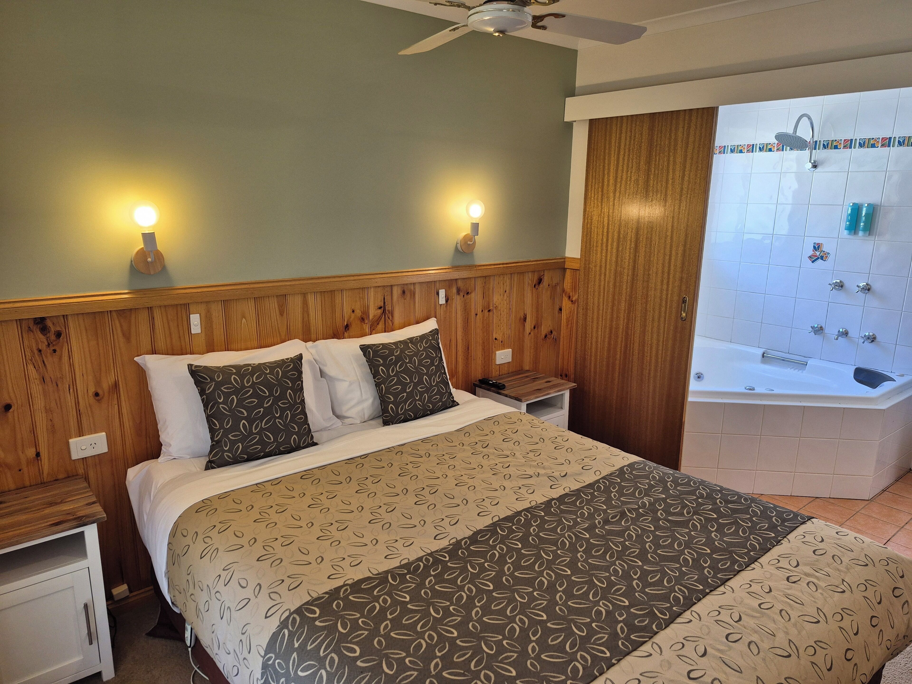 Sumarhús - 1 svefnherbergi - nuddbaðker | 2 svefnherbergi, rúmföt af bestu gerð, straujárn/strauborð