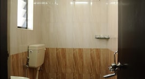 Executive Superior Room | Bathroom | Shower, free toiletries, towels