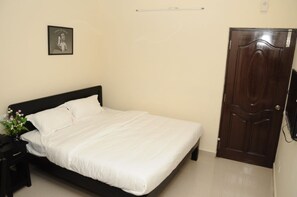 Executive Superior Room | Premium bedding, desk, iron/ironing board, rollaway beds
