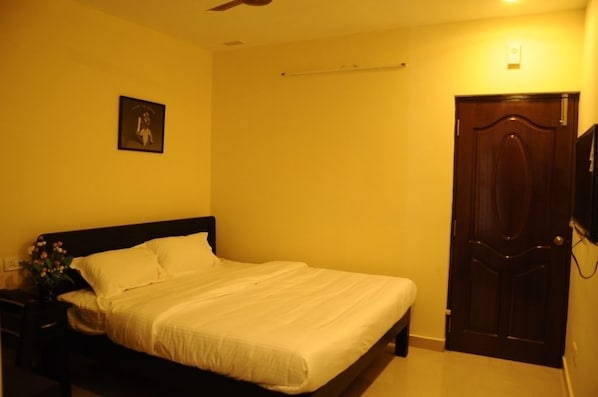 Executive Superior Room | Premium bedding, desk, iron/ironing board, rollaway beds