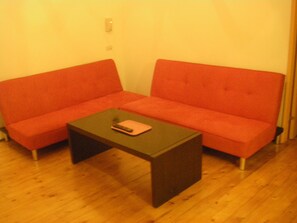 Perhehuone, puolikerroksessa | Oleskelualue | Taulutelevisio