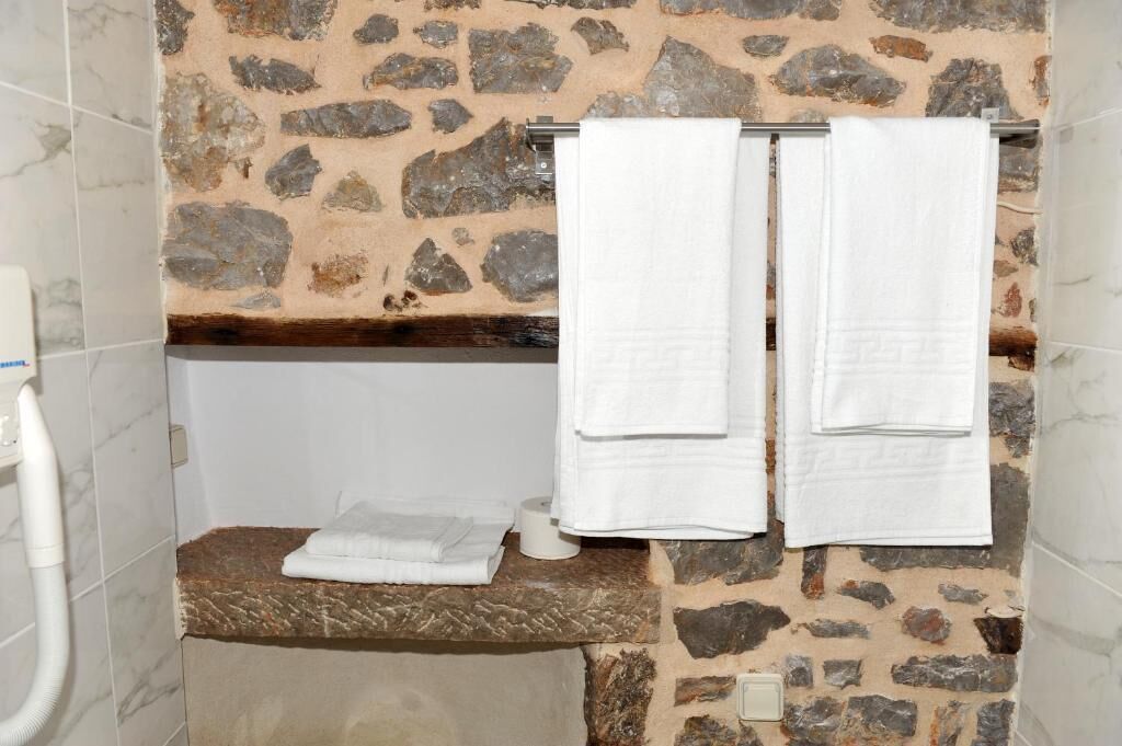 Ducha, artículos de tocador gratuitos, secador de pelo, toallas