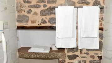 Ducha, artículos de tocador gratuitos, secador de pelo, toallas