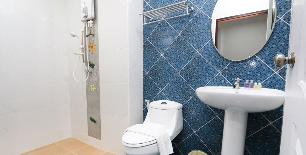 Ein Badezimmer mit Dusche, Toilette und Waschbecken.