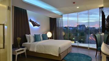 Deluxe Room, 1 Double Bed | Minibar, in-room safe, desk, blackout curtains
