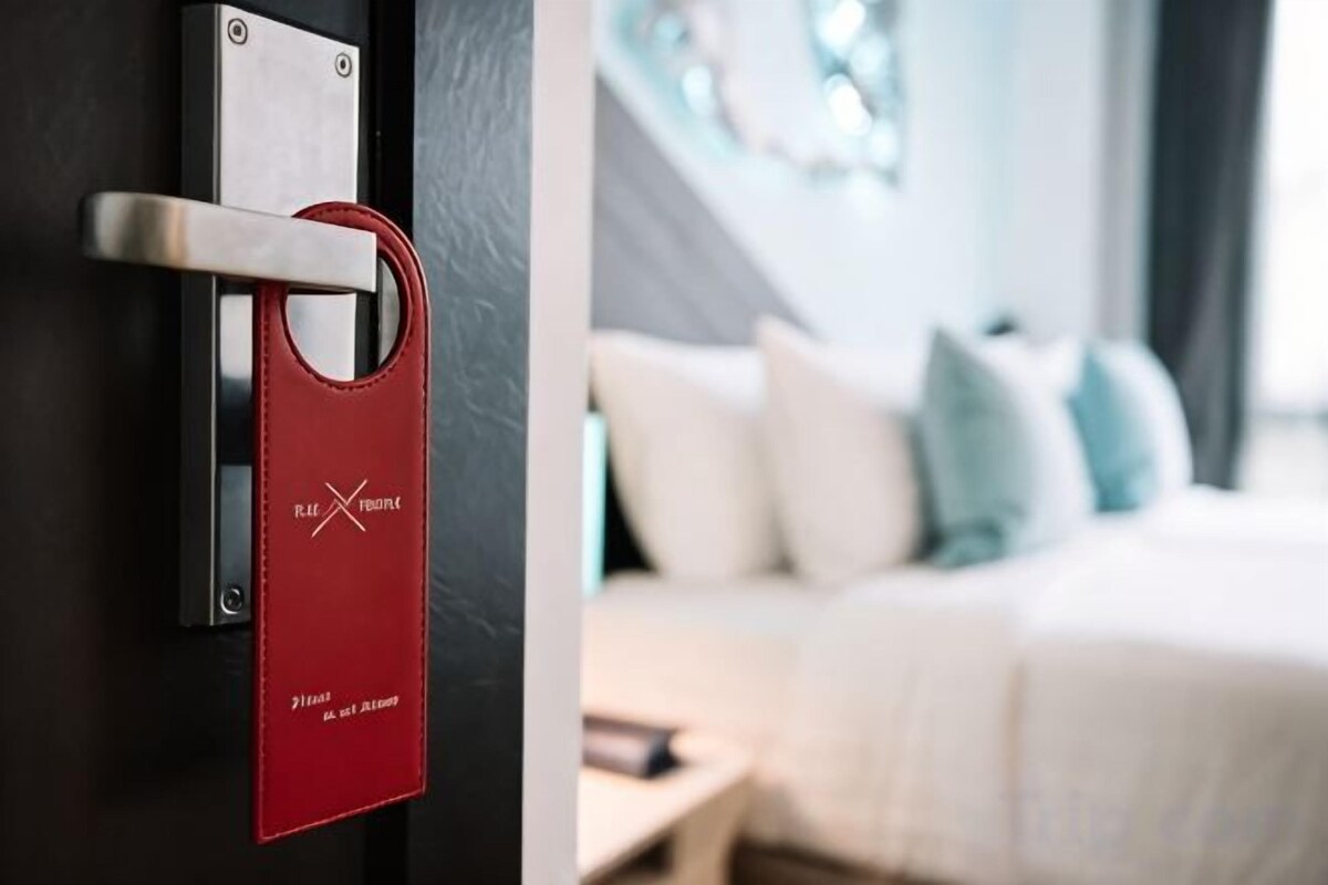 Minibar, caja de seguridad en la habitación y escritorio 