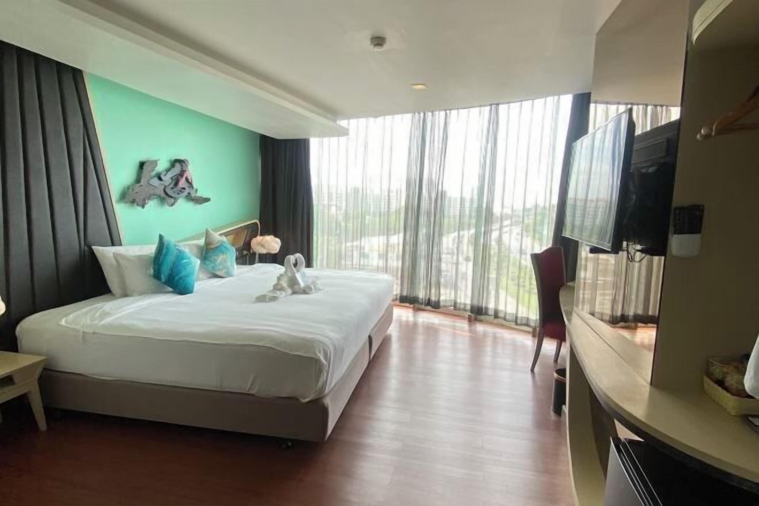 Minibar, in-room safe, desk, blackout drapes