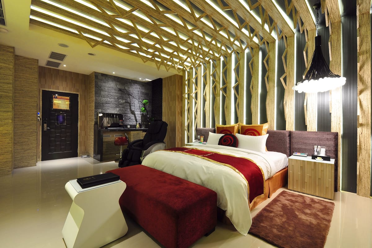 Deluxe Room | Peralatan tempat tidur premium, gebar bulu kapas, peti besi dalam bilik