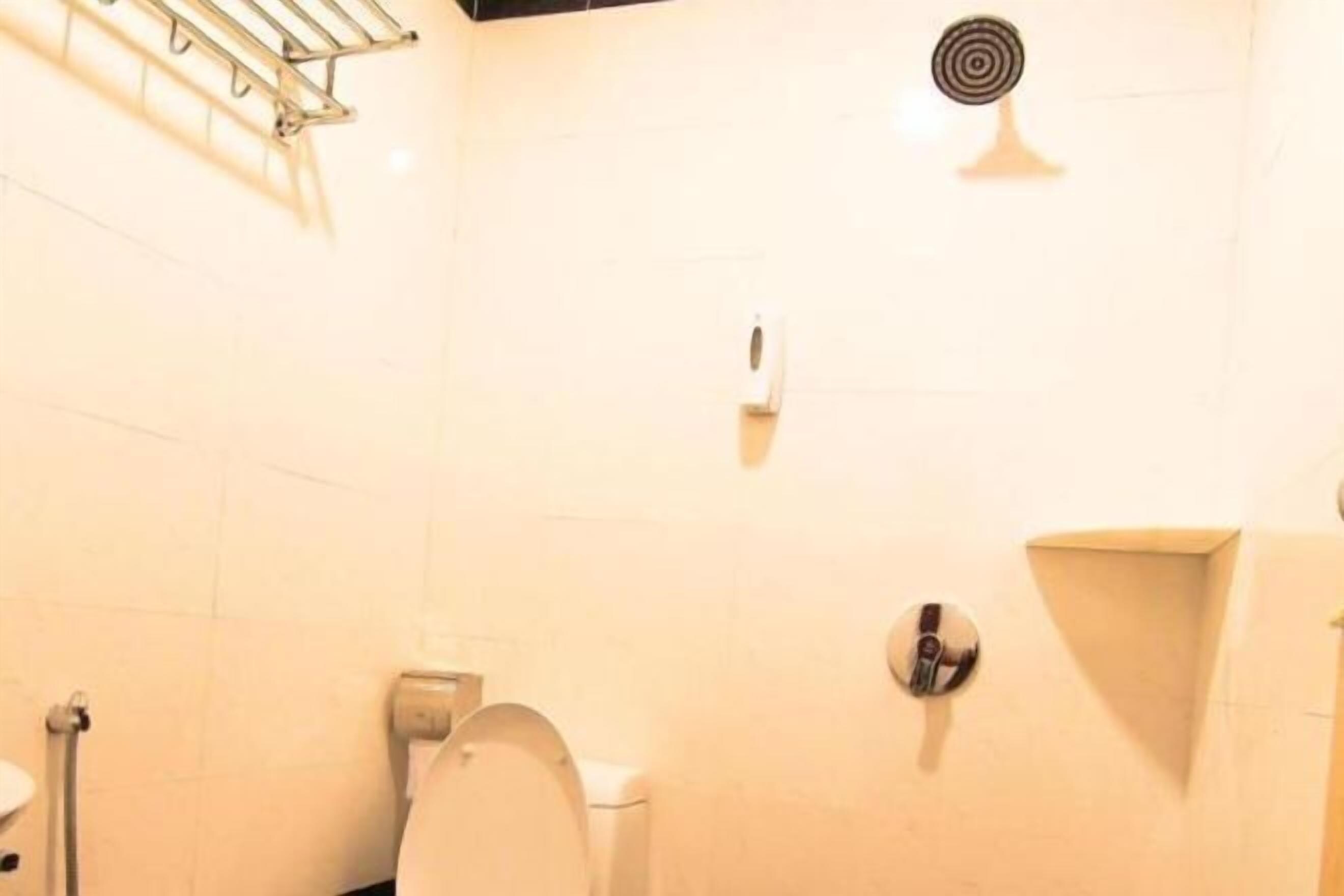 Bilik Mandi | Pancuran mandi, kelengkapan dandanan diri percuma, tuala disediakan 