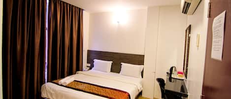 Phòng Deluxe, 1 giường cỡ king | 1 phòng ngủ, bàn, màn/rèm cản sáng, bàn ủi/dụng cụ ủi quần áo