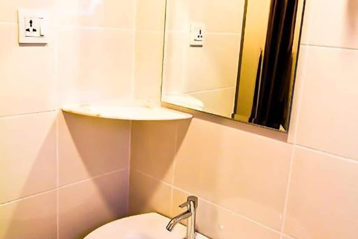 Shower, free toiletries, towels