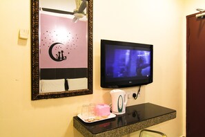 Bàn, truy cập Internet không dây miễn phí, bộ trải giường 