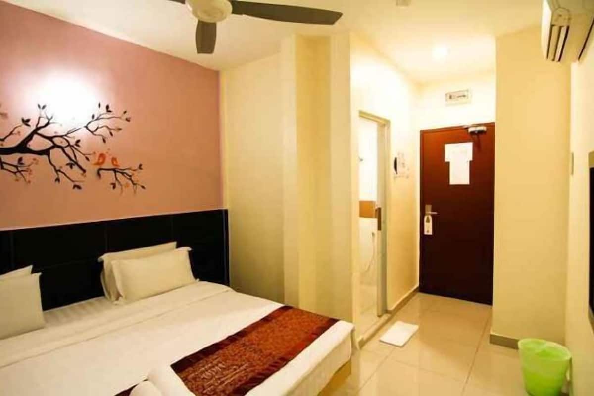 Desk, WiFi (free), bed sheets