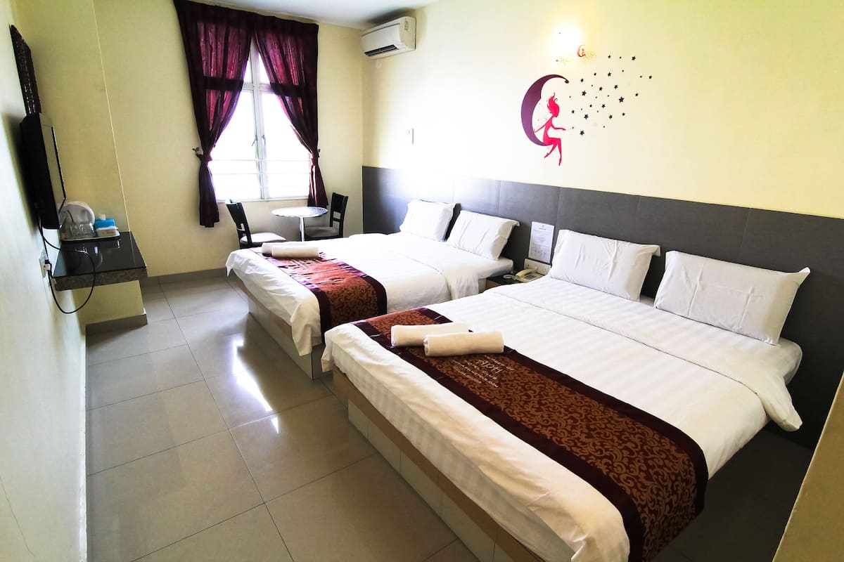 Family Quad | Desk, free WiFi, bed sheets