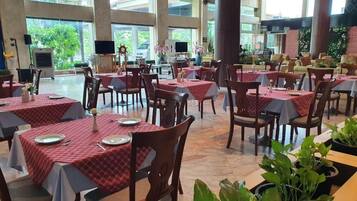 Breakfast, lunch, dinner served; Thai cuisine