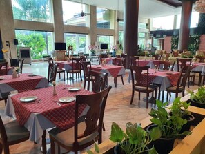 Breakfast, lunch, dinner served; Thai cuisine 