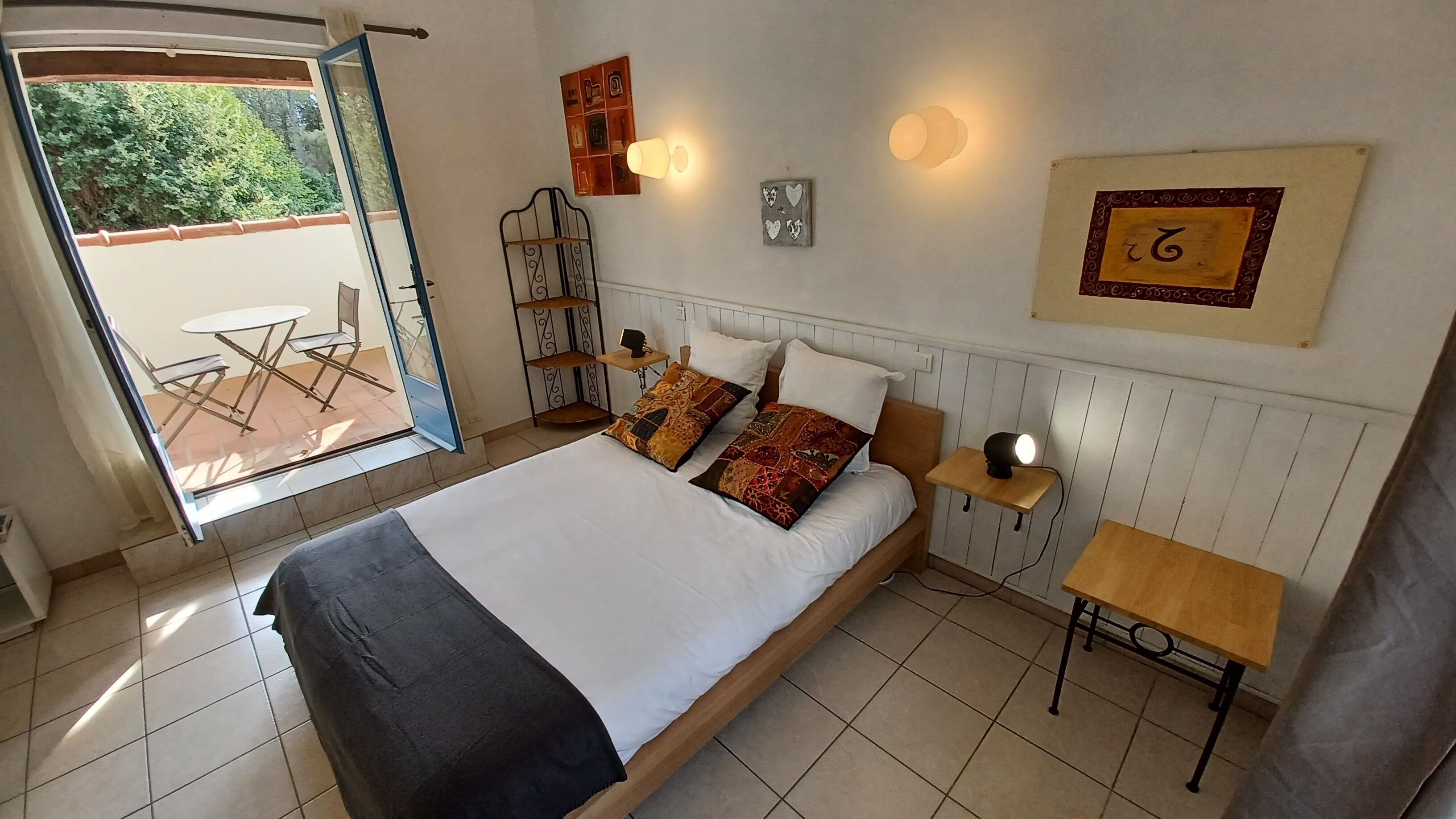 comfort double room, bathtub | in-room safe, desk, soundproofing, bed sheets