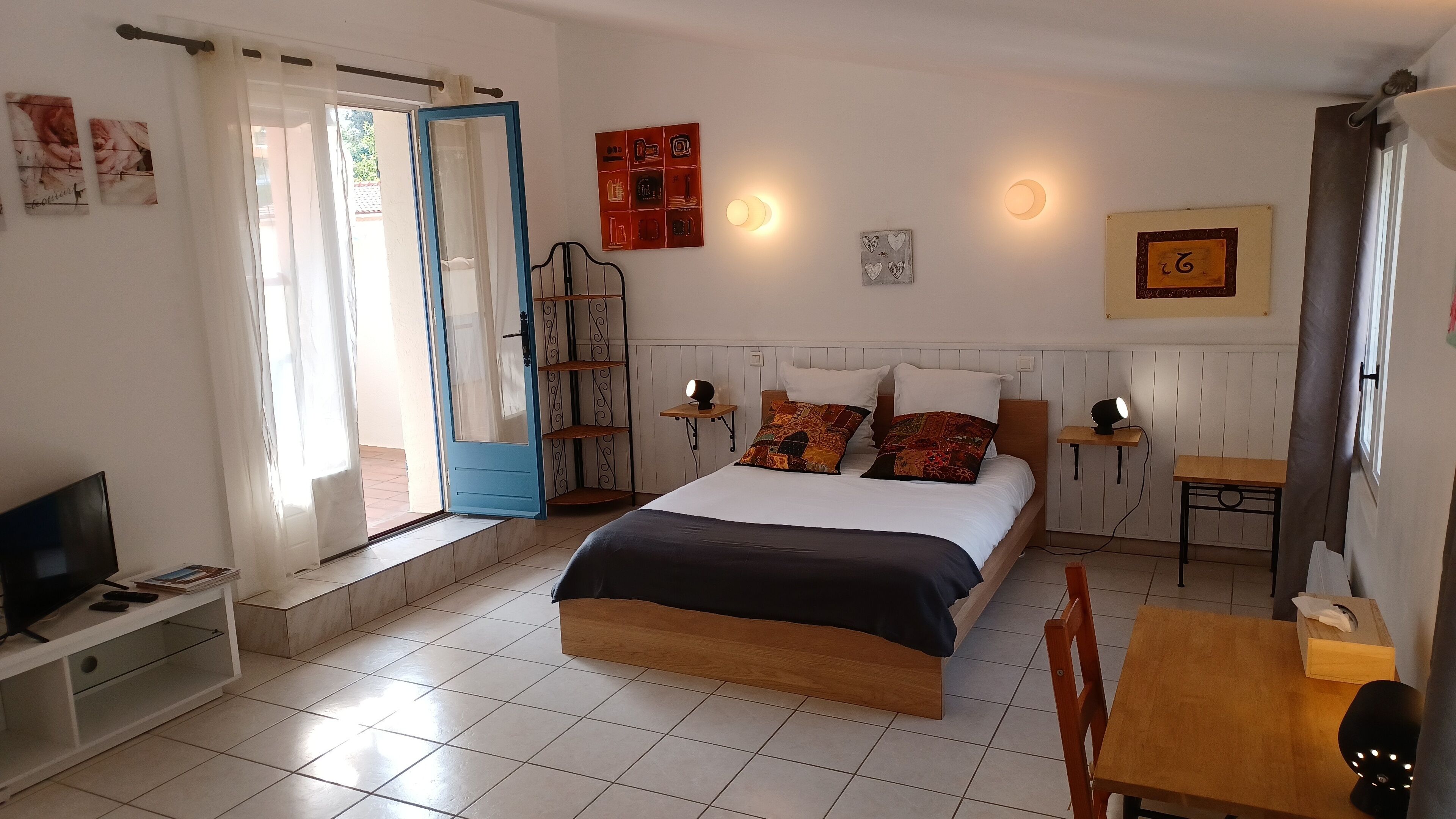 comfort double room, bathtub | in-room safe, desk, soundproofing, bed sheets