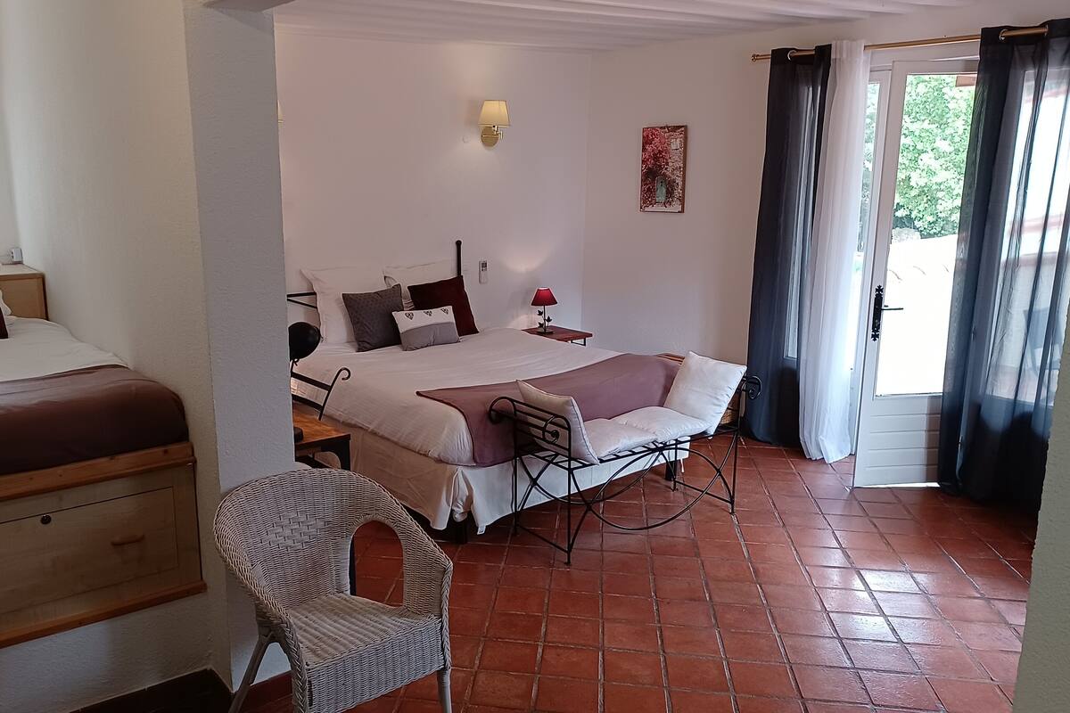 deluxe room | in-room safe, desk, soundproofing, bed sheets