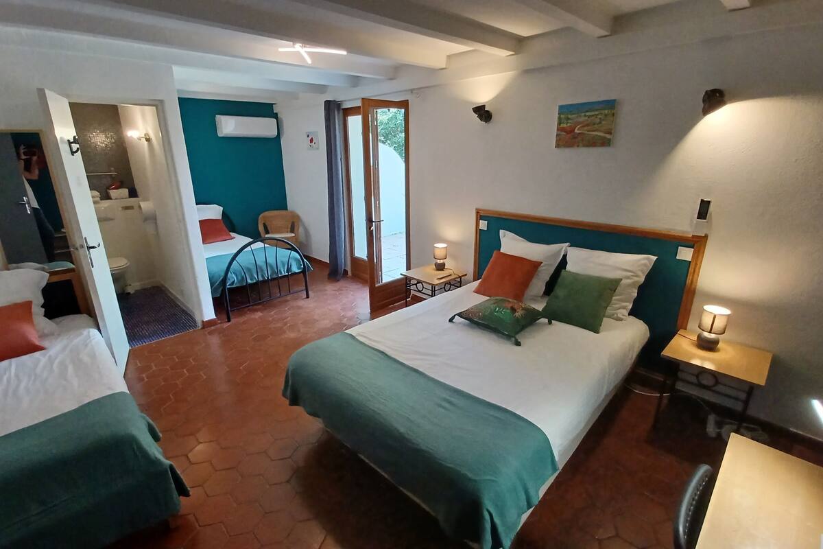 comfort quadruple room, 1 bedroom | in-room safe, desk, soundproofing, bed sheets