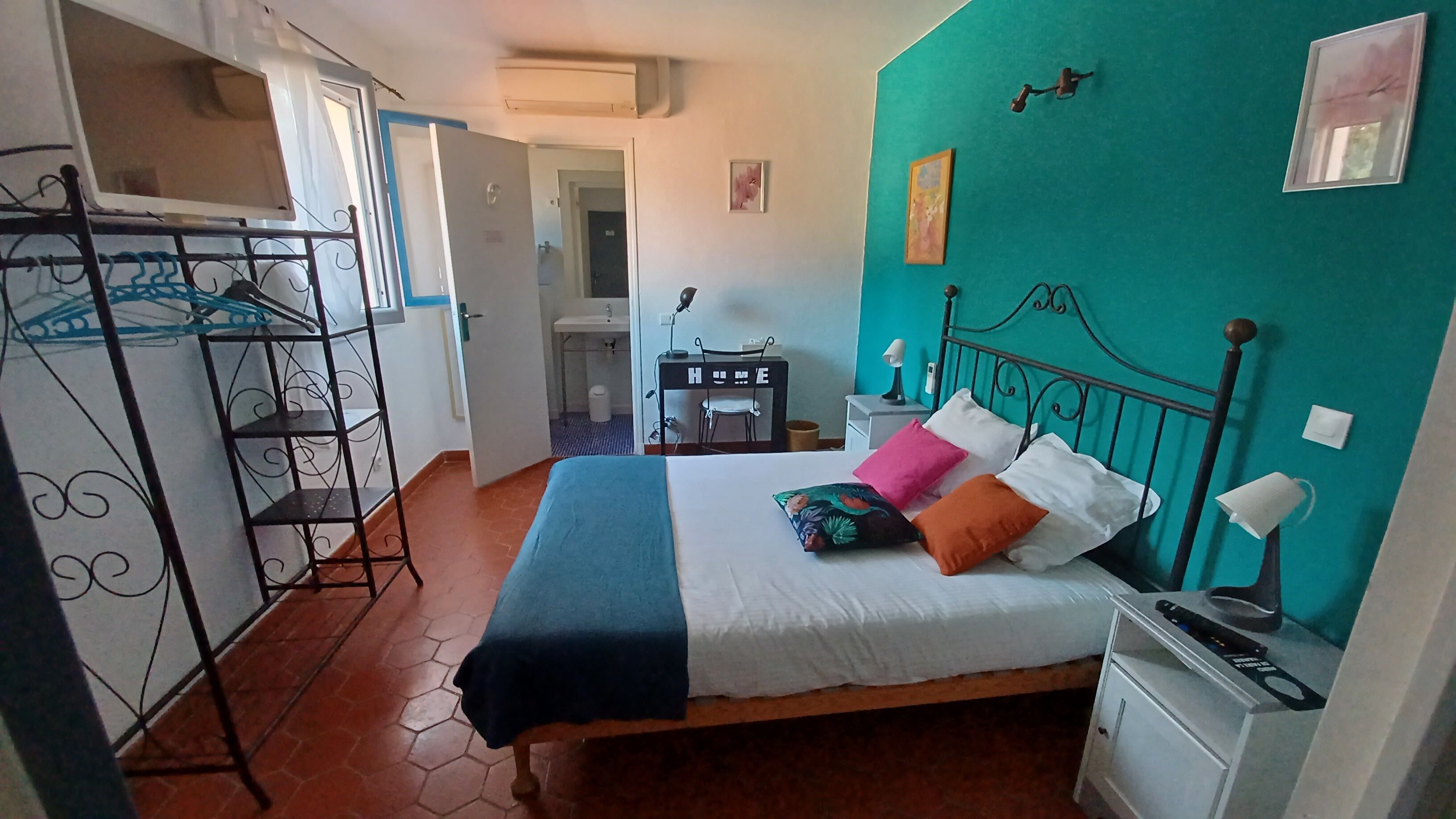 economy double room | in-room safe, desk, soundproofing, bed sheets