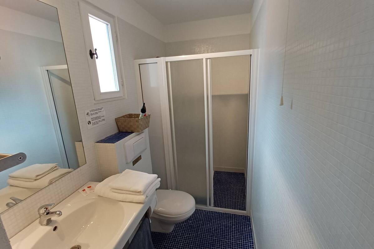 deluxe room | bathroom | free toiletries, hair dryer, towels, soap
