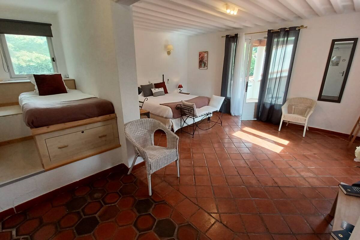 deluxe room | in-room safe, desk, soundproofing, bed sheets