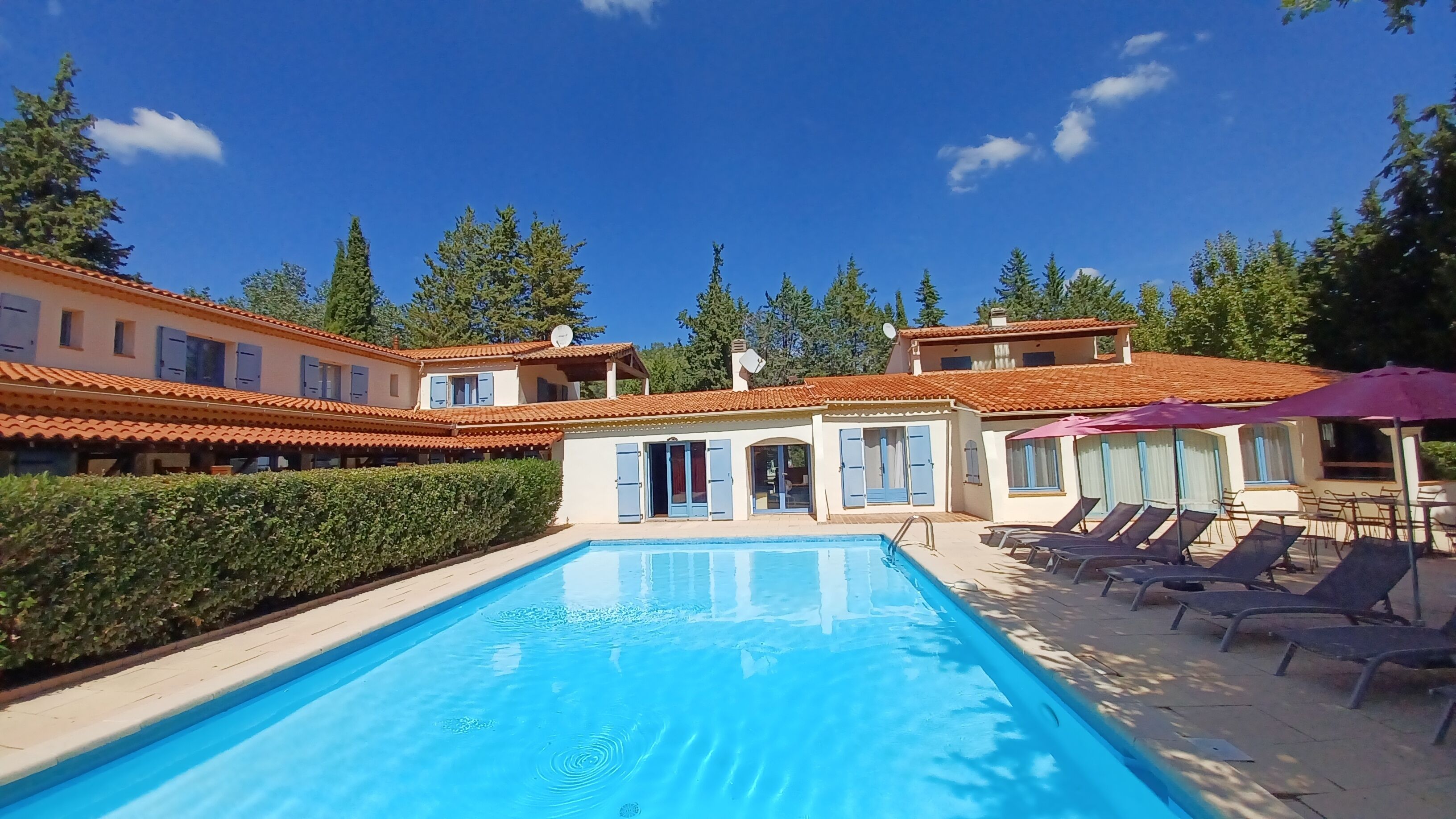 outdoor pool, open 10:00 am to 6:00 pm, pool umbrellas, pool loungers