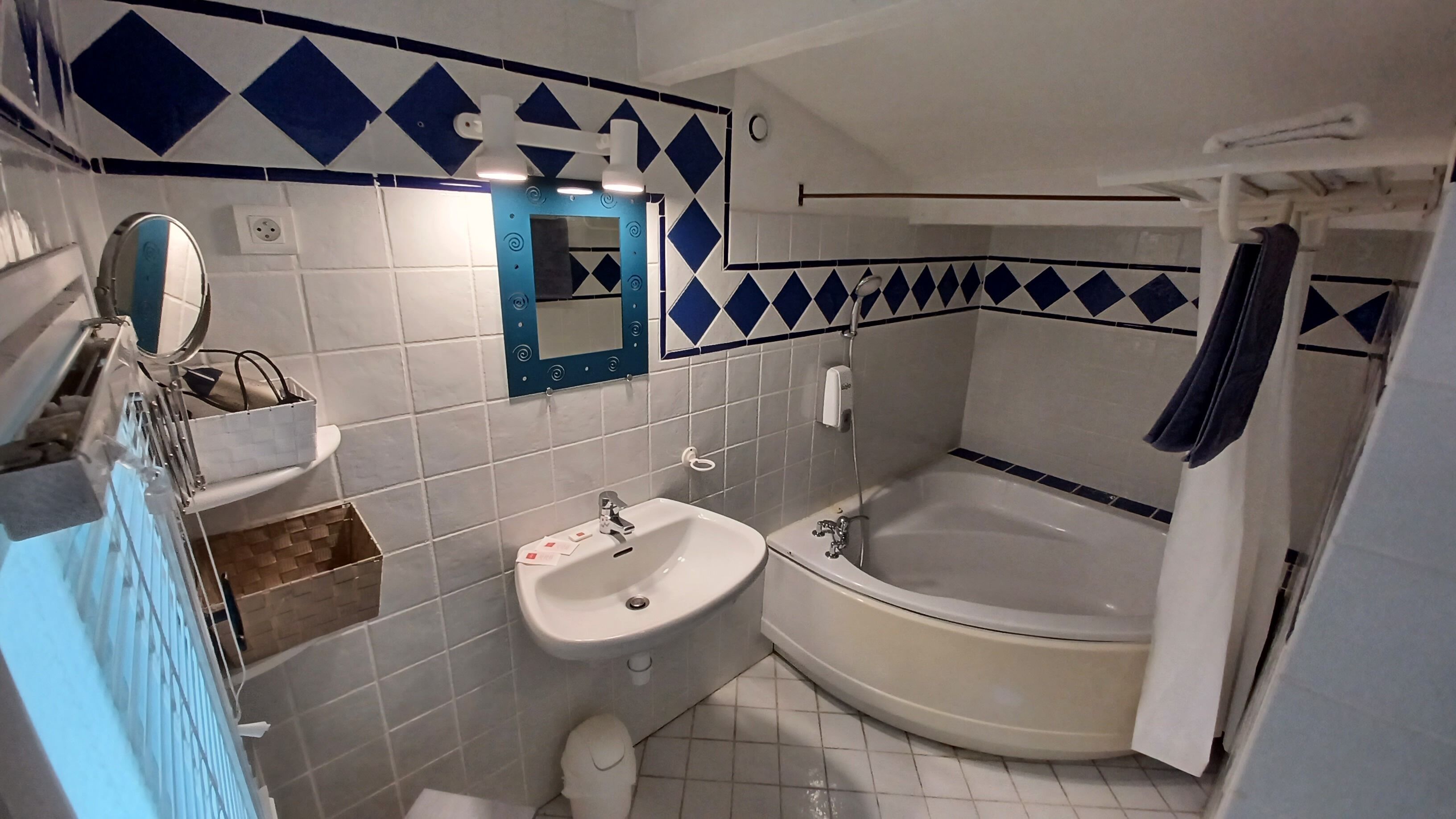 comfort double room, bathtub | bathroom | free toiletries, hair dryer, towels, soap