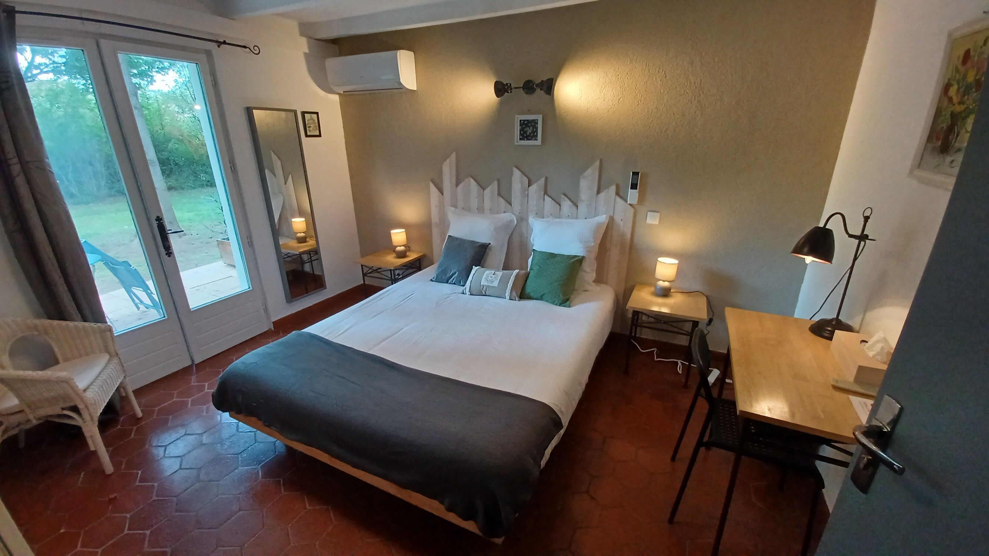 comfort double room, terrace | in-room safe, desk, soundproofing, bed sheets